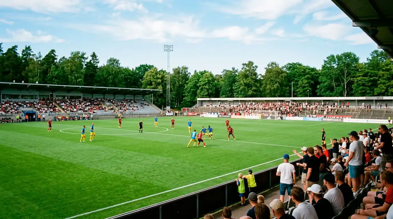 Allsvenskan-match på en grön plan under en ljus svensk sommarkväll